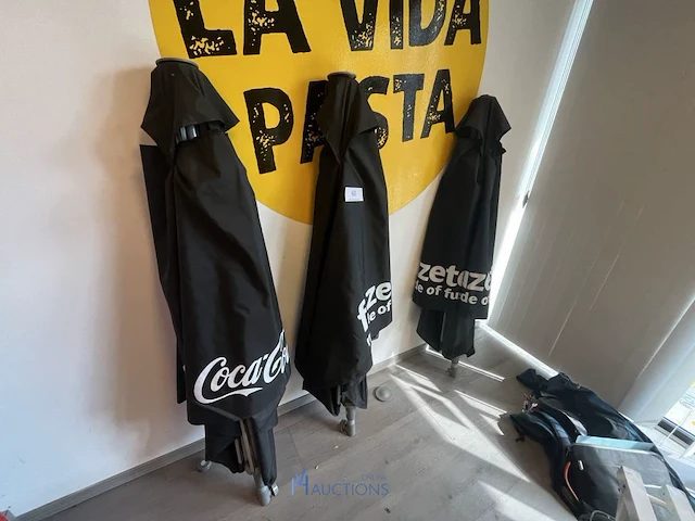 3 terrasparasols coca-cola en fuze tea - afbeelding 1 van  11