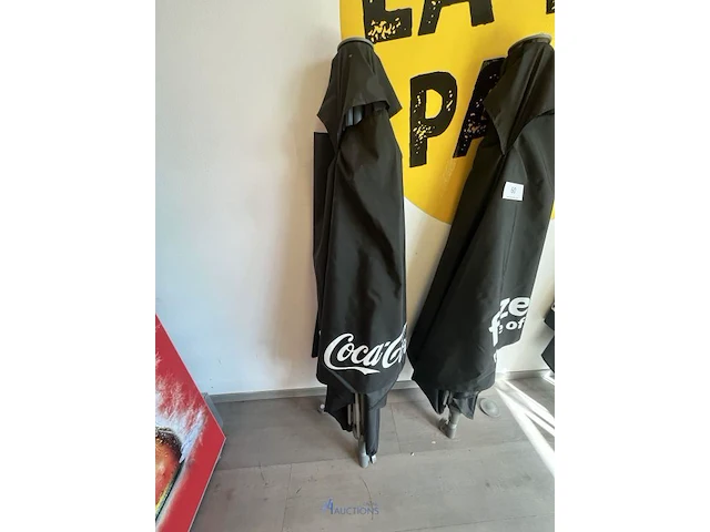 3 terrasparasols coca-cola en fuze tea - afbeelding 4 van  11
