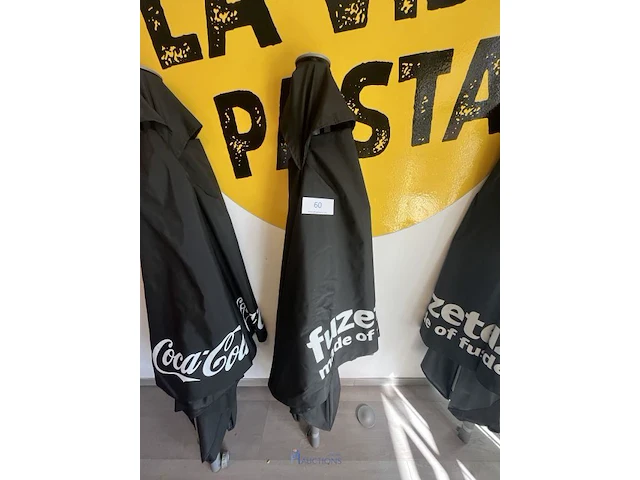 3 terrasparasols coca-cola en fuze tea - afbeelding 5 van  11