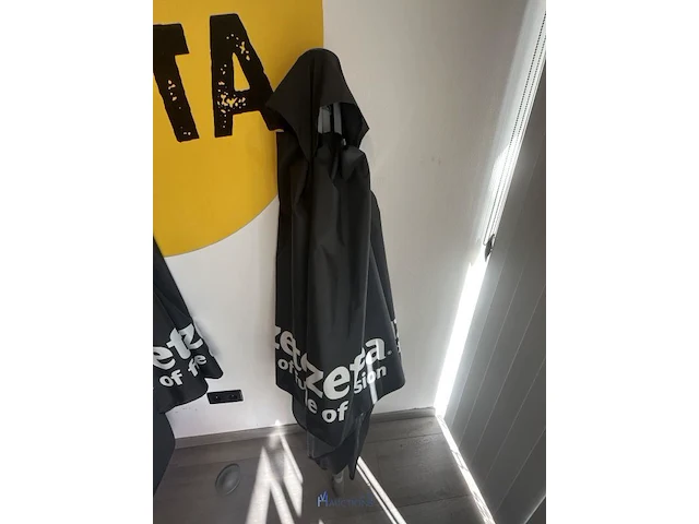 3 terrasparasols coca-cola en fuze tea - afbeelding 6 van  11