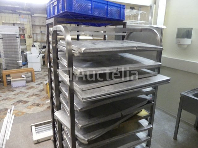 3 trolleys met dienbladen - afbeelding 1 van  9