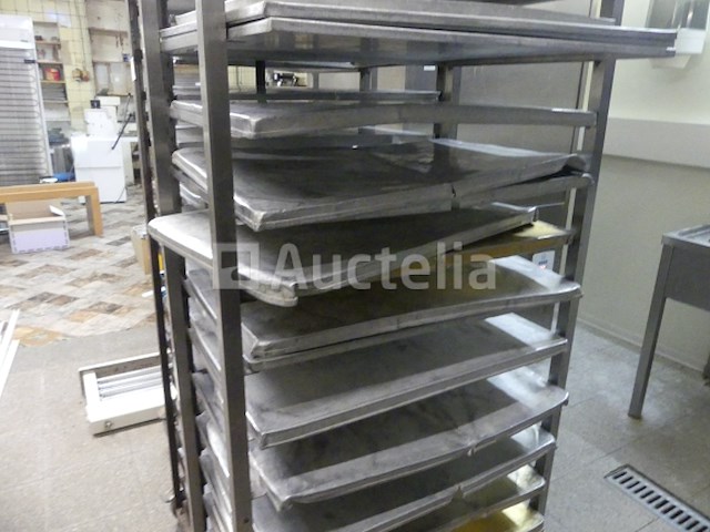 3 trolleys met dienbladen - afbeelding 2 van  9