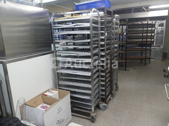 3 trolleys met dienbladen - afbeelding 4 van  9