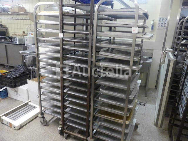 3 trolleys met dienbladen - afbeelding 6 van  9