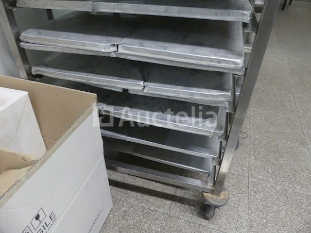 3 trolleys met dienbladen - afbeelding 7 van  9