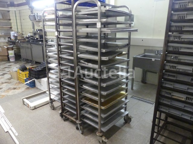 3 trolleys met dienbladen - afbeelding 8 van  9