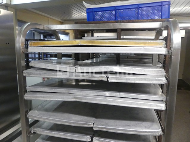 3 trolleys met dienbladen - afbeelding 9 van  9