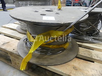 3 vaten met roestvrijstalen kabel