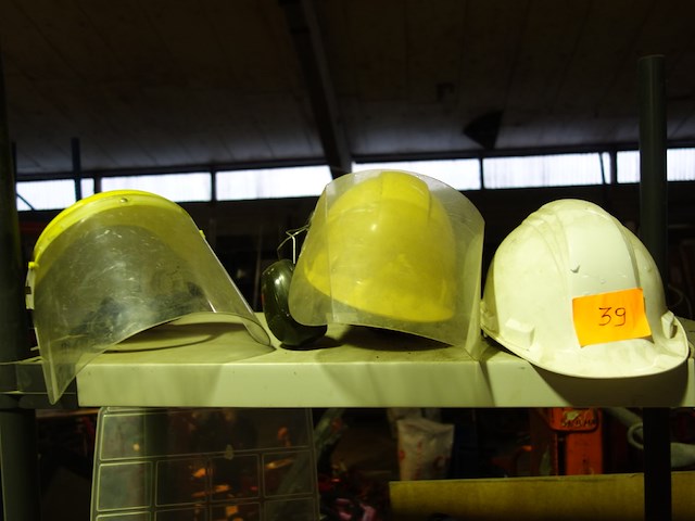 3 veiligheidshelmen - afbeelding 1 van  1
