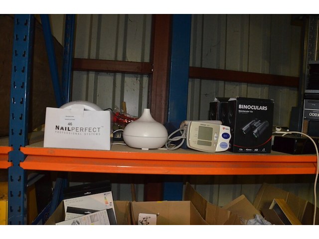 3 verrekijkers, bloeddrukmeter omron m7, luchtbevochtiger, nagellamp - afbeelding 1 van  8