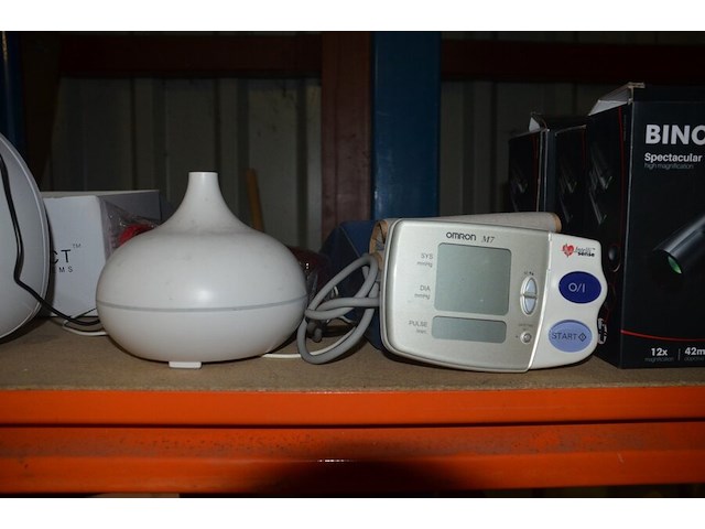 3 verrekijkers, bloeddrukmeter omron m7, luchtbevochtiger, nagellamp - afbeelding 5 van  8