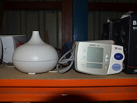 3 verrekijkers, bloeddrukmeter omron m7, luchtbevochtiger, nagellamp - afbeelding 5 van  8