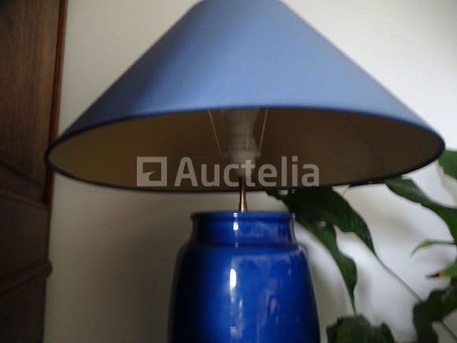 3 vierkante tafels, 2 lampen - afbeelding 3 van  4