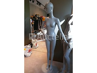 3 vrouwelijke etalagepoppen - afbeelding 4 van  4