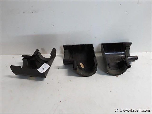 3 x binnenhoek 80mm bruin pvc regenafvoer - afbeelding 1 van  2