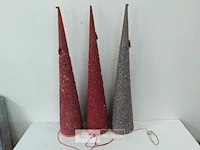 3 x kerstkegel 75 cm beschadigd