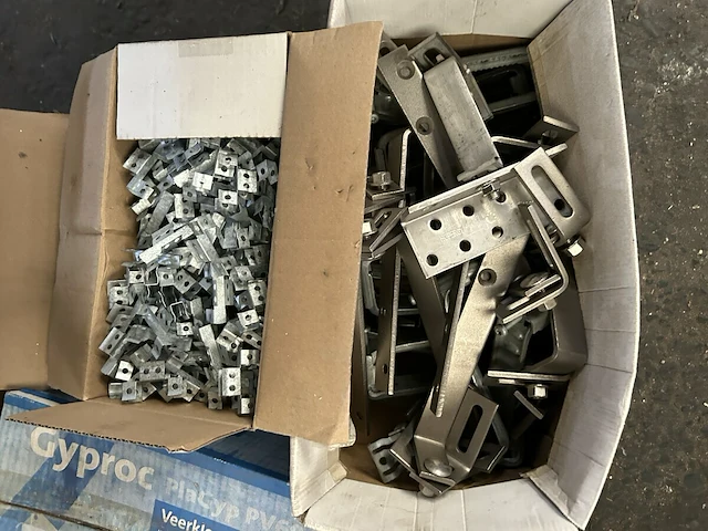 3 x pallet met vastzetmateriaal - afbeelding 4 van  11