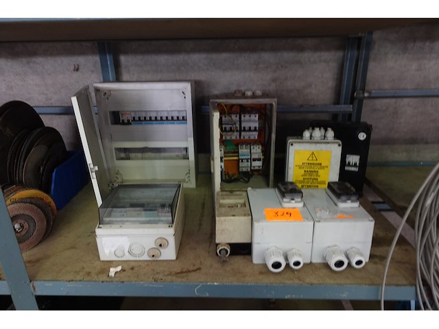 3 zekeringskasten en 5 verdeeldozen - afbeelding 1 van  6