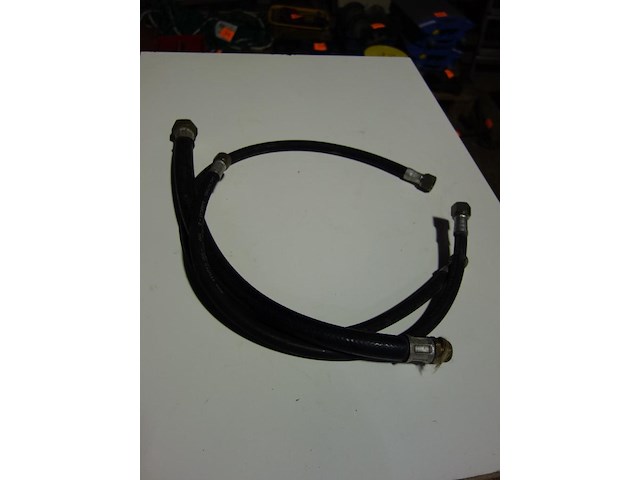 3 zwarte leidingen - afbeelding 1 van  1