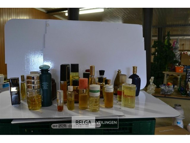 ±30 diverse vintage parfum - afbeelding 1 van  6