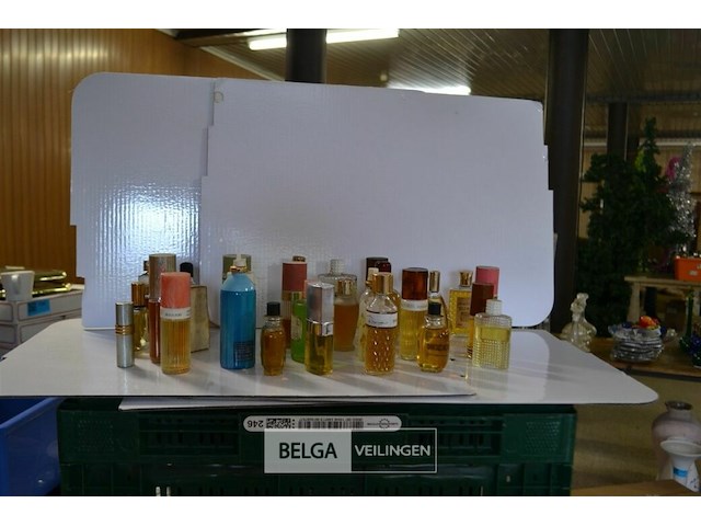 ±30 diverse vintage parfum - afbeelding 1 van  6