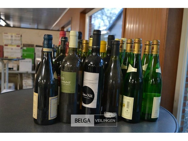 ±30 flessen diverse wijnsoorten - afbeelding 2 van  3