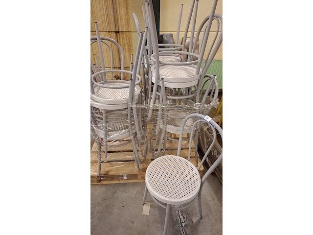 30 grijze thonet stoelen - afbeelding 1 van  2