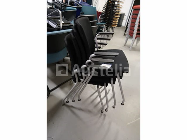30 ongelijke stoelen - afbeelding 14 van  14