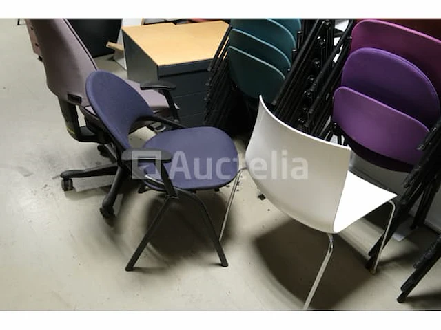 30 ongelijke stoelen - afbeelding 1 van  10