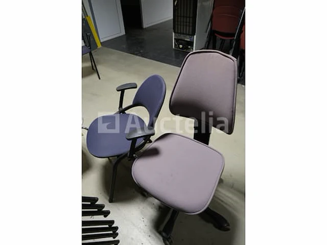 30 ongelijke stoelen - afbeelding 10 van  10