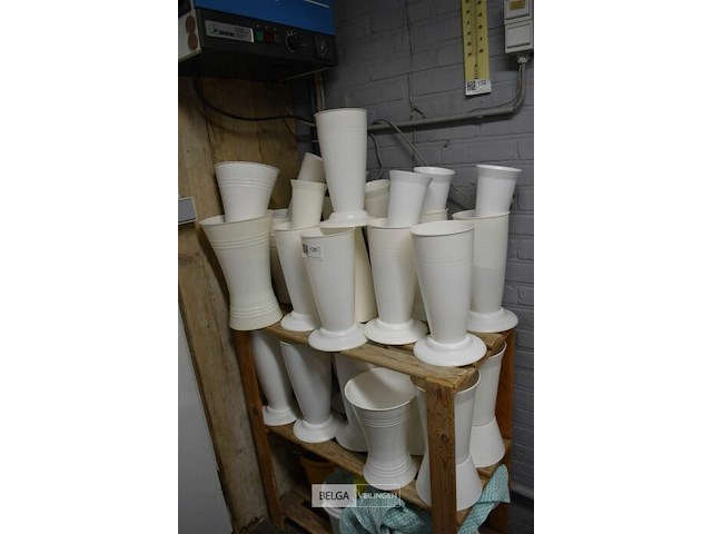 ±30 plastieken vazen met voet - afbeelding 1 van  5