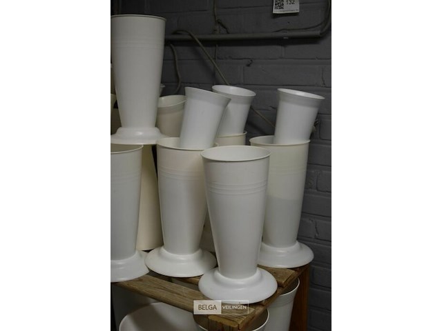 ±30 plastieken vazen met voet - afbeelding 2 van  5