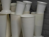 ±30 plastieken vazen met voet - afbeelding 2 van  5