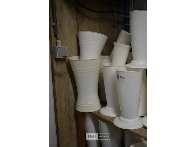 ±30 plastieken vazen met voet - afbeelding 3 van  5