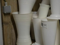 ±30 plastieken vazen met voet - afbeelding 3 van  5