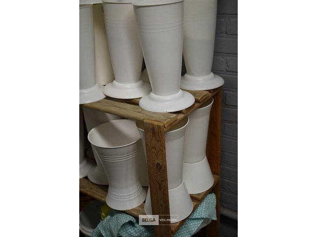 ±30 plastieken vazen met voet - afbeelding 4 van  5