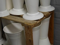 ±30 plastieken vazen met voet - afbeelding 4 van  5