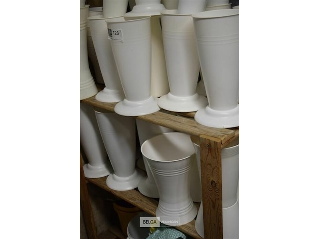 ±30 plastieken vazen met voet - afbeelding 5 van  5