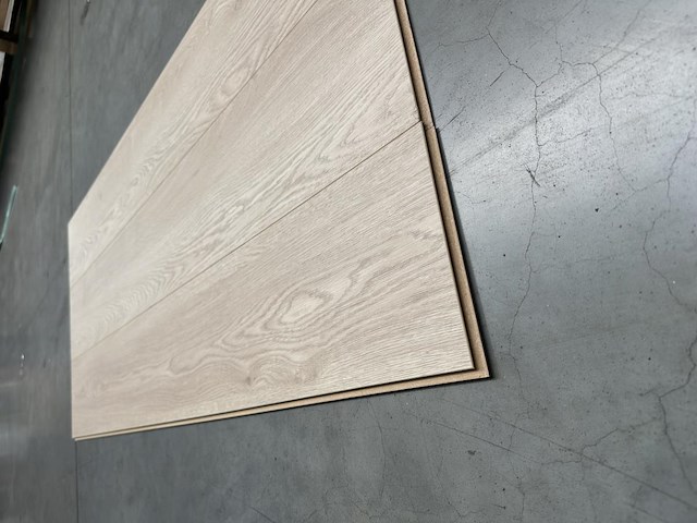 30,51 m² laminaatvloer 8mm - afbeelding 2 van  3