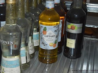 31x diverse flessen siroop, wo. giffard (fraise, ananas, noix de coco, fruit de la passion, kiwi) en monin (sucre de canne, crème de menthe blanche), 1l - afbeelding 2 van  4