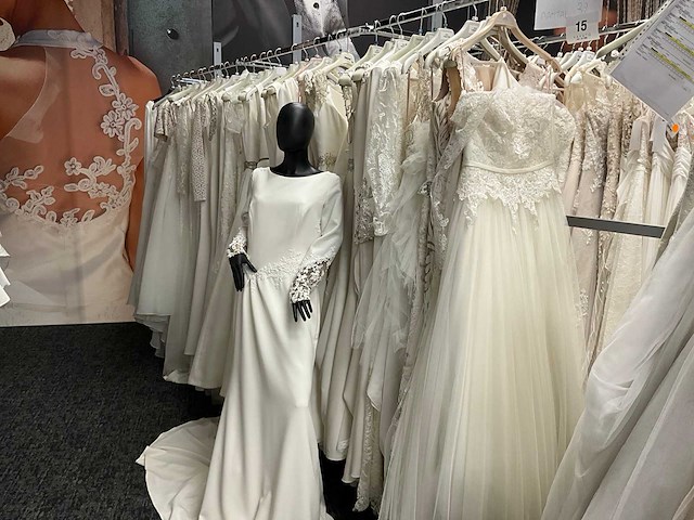 32 bruidsjurken cabotine (totaalprijs) - afbeelding 1 van  65