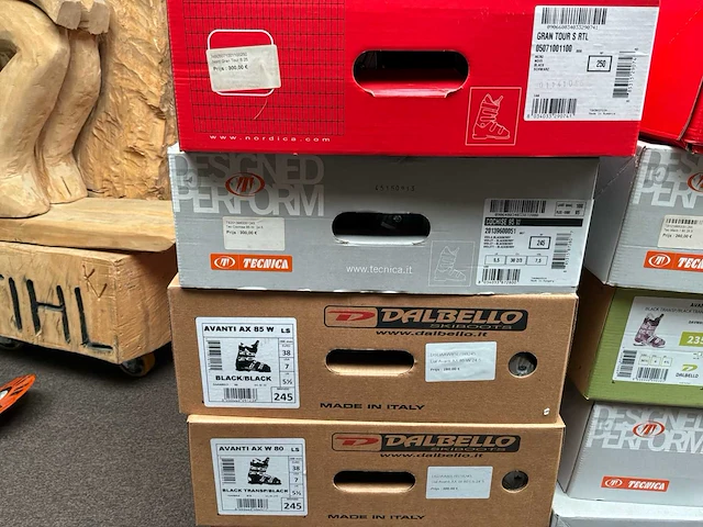 32 paar diverse skischoenen - afbeelding 4 van  12