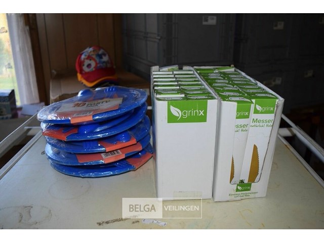 ±32 pakjes houten mesjes en 5 set borden - afbeelding 1 van  3