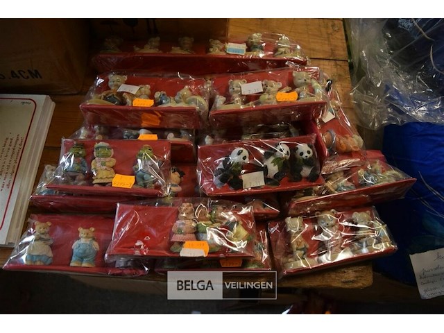 ±32 setjes div mini beeldjes - afbeelding 1 van  8