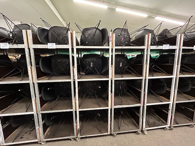 32 stoelen + 4 karren - afbeelding 1 van  9