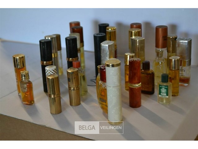 ±33 diverse kleine flesjes vintage parfum - afbeelding 1 van  4