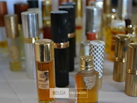 ±33 diverse kleine flesjes vintage parfum - afbeelding 2 van  4