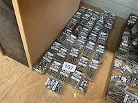 33 dozen inox bevestigingen