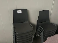 34 stoelen