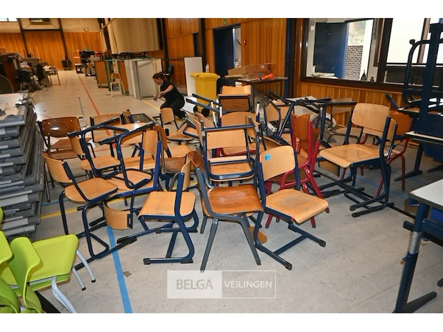 ± 35 houten schoolstoelen - afbeelding 1 van  6